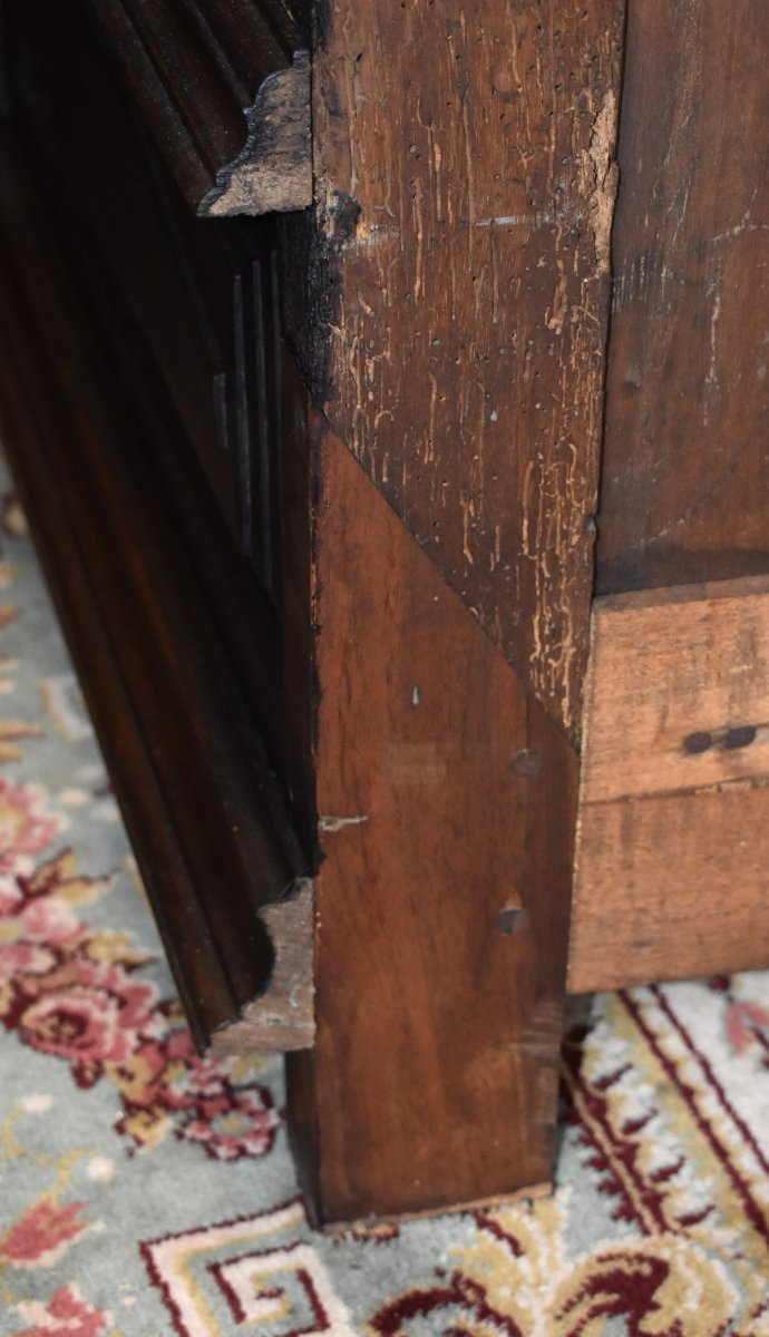 Buffet Bas Louis XIII En Noyer, 2 portes , 2 tiroirs,   à  Pointes De Diamant Et Torsades. -photo-8