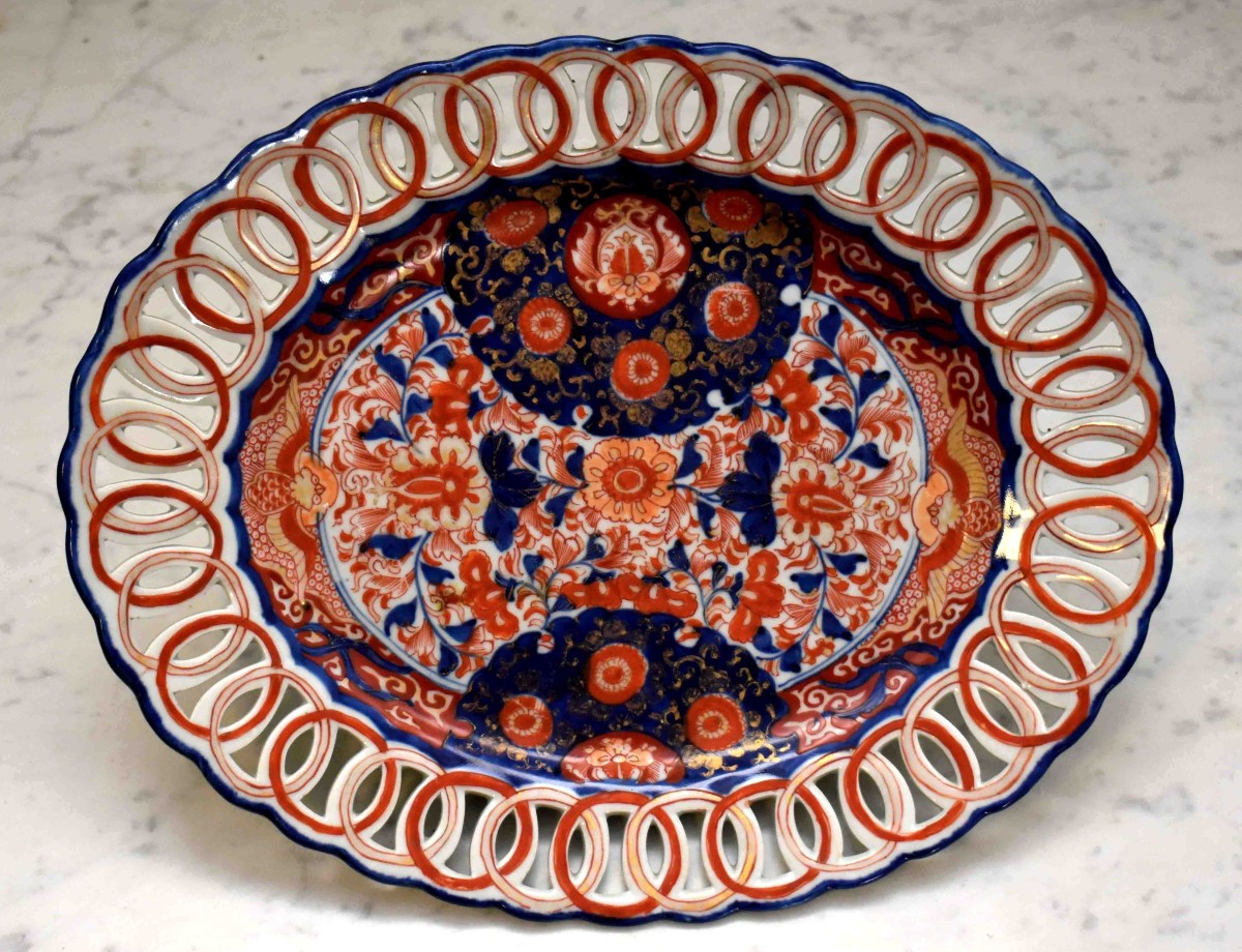 Grand Plat Ovale En Porcelaine  Imari  Au  Pourtour  à décor Ajouré. Japon.