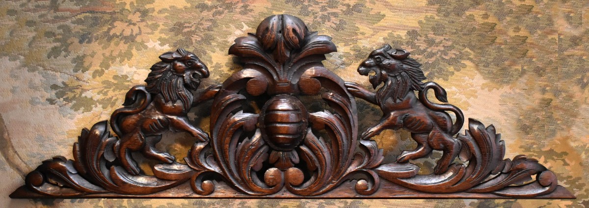  Elément De Boiserie en bois Sculpté Et Ajouré, chêne , décor aux  lions, fronton ornementation
