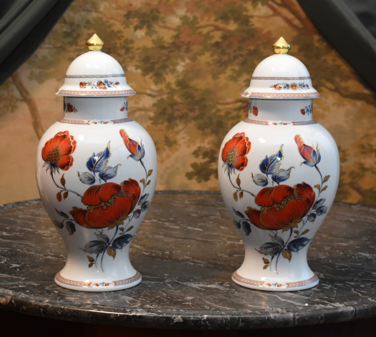 Paire de pots couverts, vases en porcelaine de Limoges, potiches , décor floral, bouquet fleurs