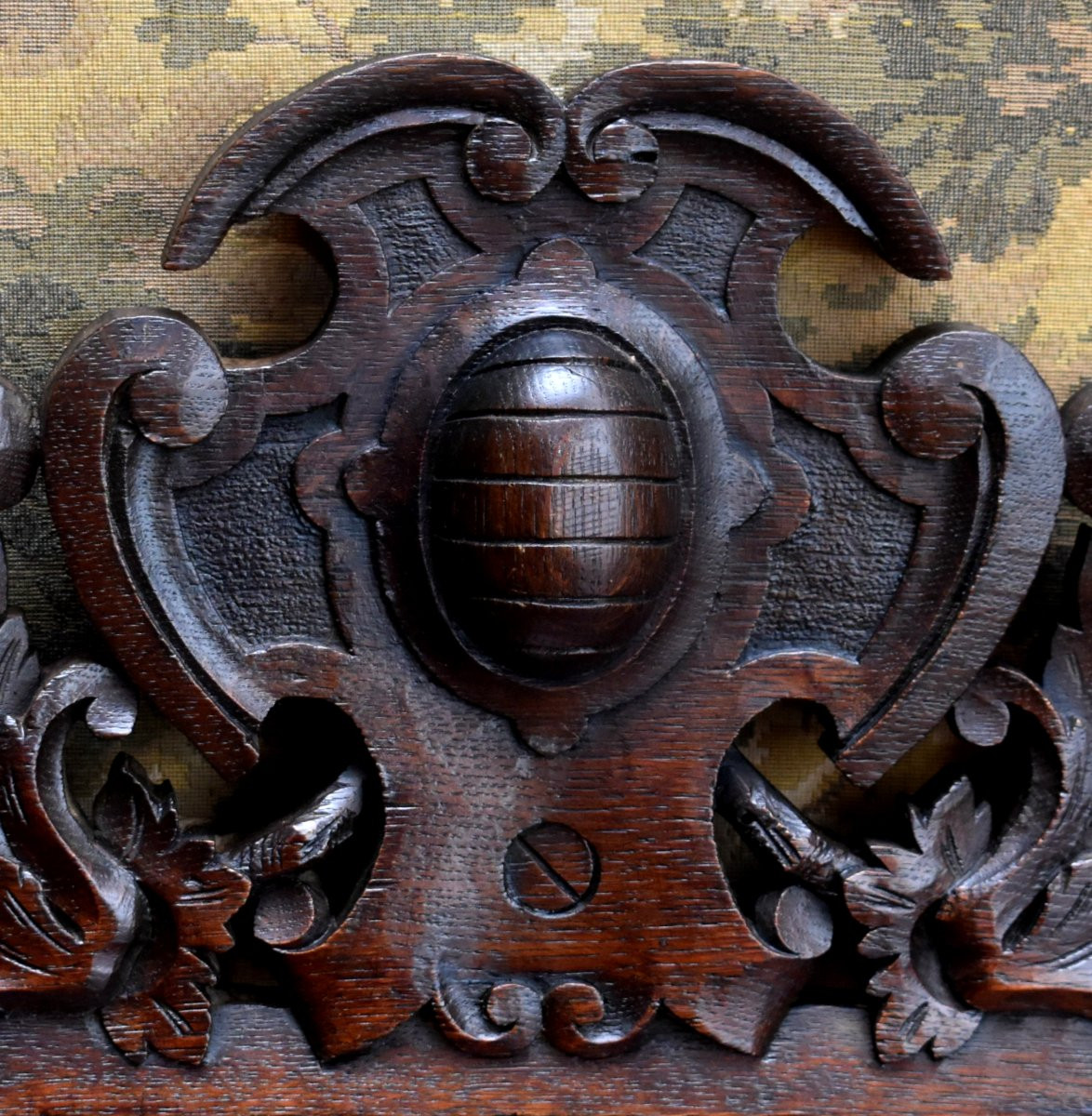 élément de boiserie en bois sculpté, décor feuilles, raisins ,  fronton ornemental en chêne    -photo-3