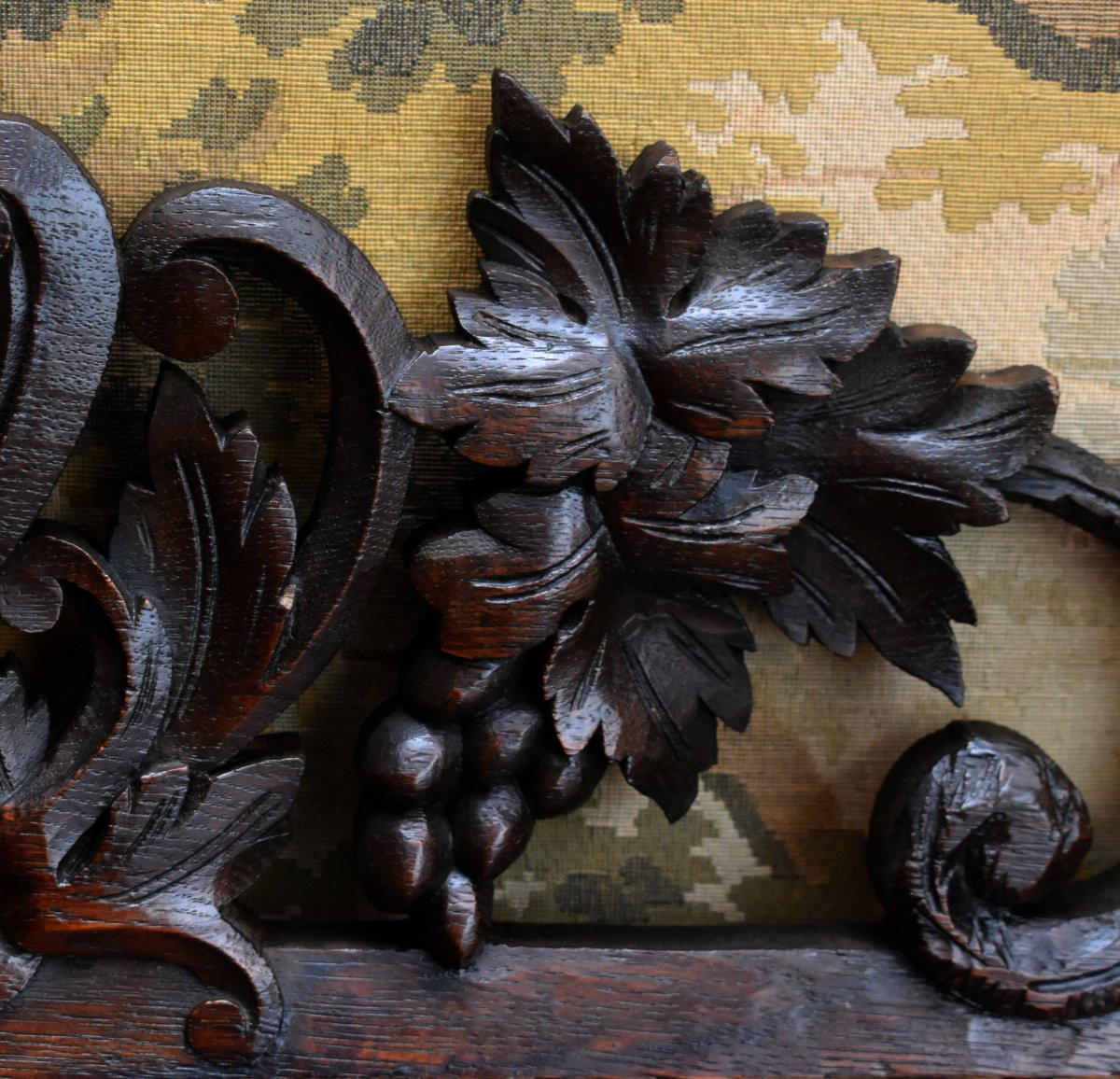 élément de boiserie en bois sculpté, décor feuilles, raisins ,  fronton ornemental en chêne    -photo-3