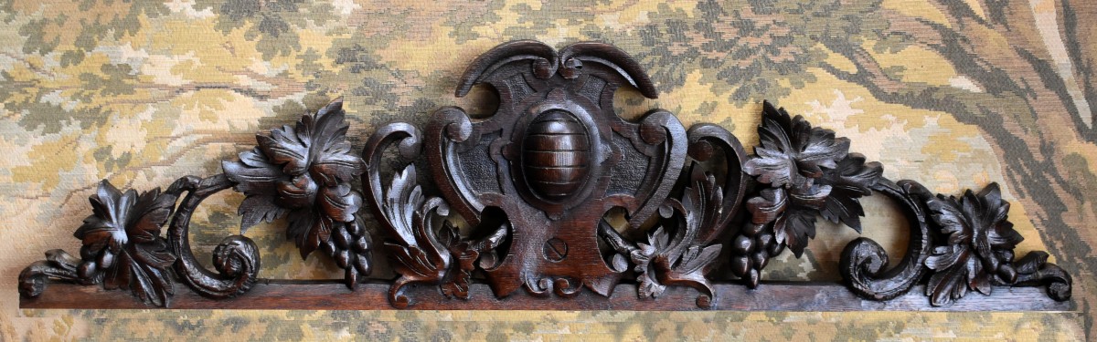 élément de boiserie en bois sculpté, décor feuilles, raisins ,  fronton ornemental en chêne    