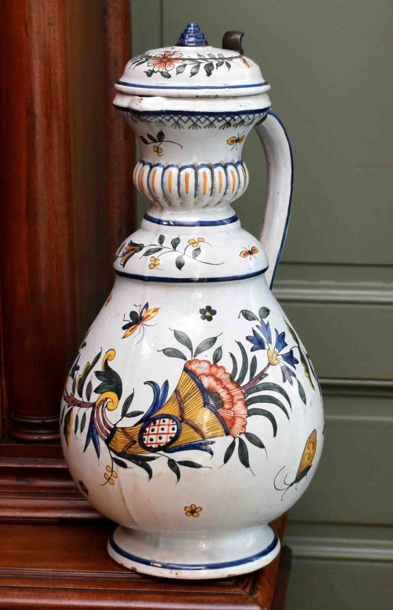 Grand pichet en faïence de Rouen  à décor corne abondance , papillons, insectes, début du  XXe-photo-4