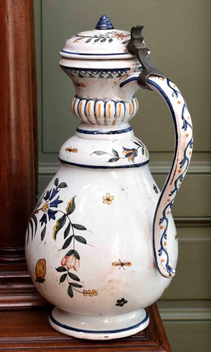 Grand pichet en faïence de Rouen  à décor corne abondance , papillons, insectes, début du  XXe-photo-1