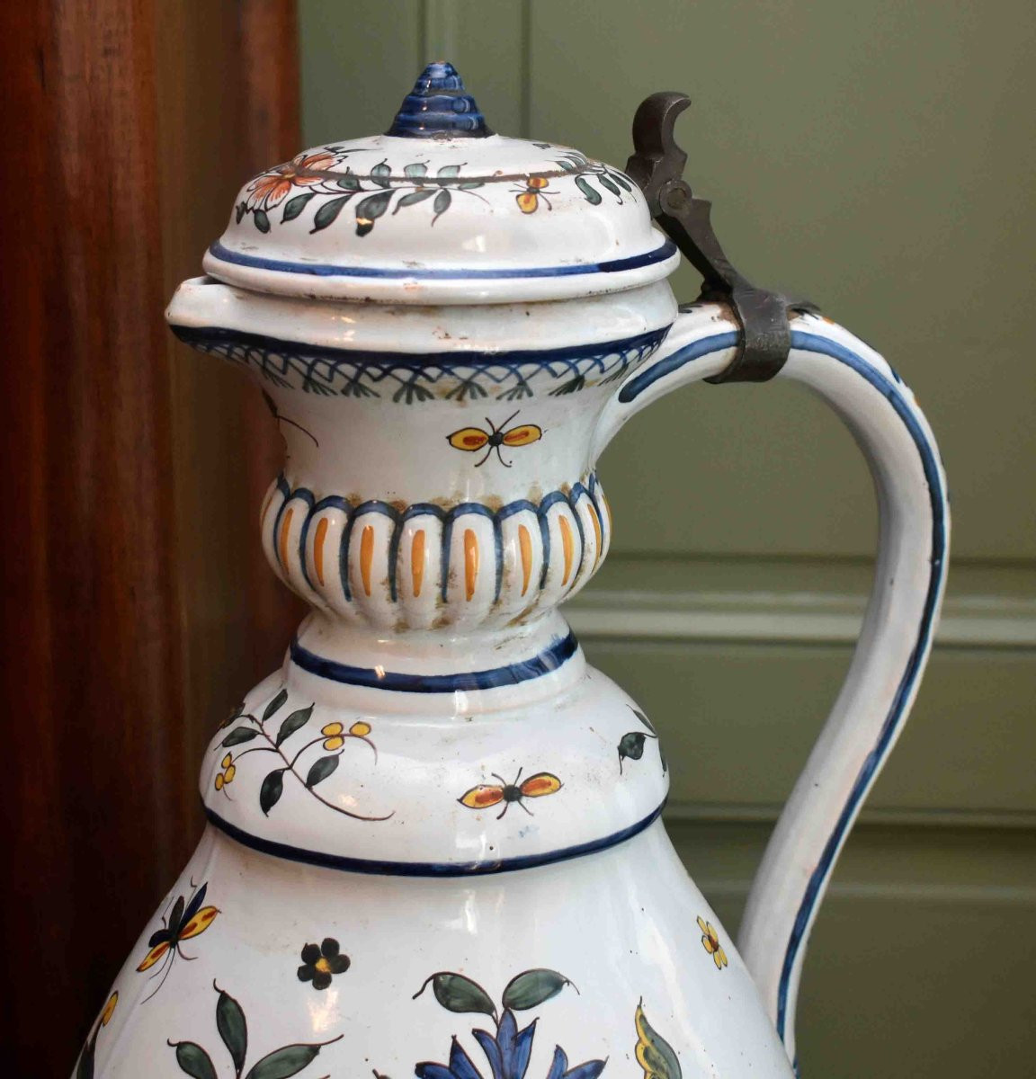 Grand pichet en faïence de Rouen  à décor corne abondance , papillons, insectes, début du  XXe-photo-5