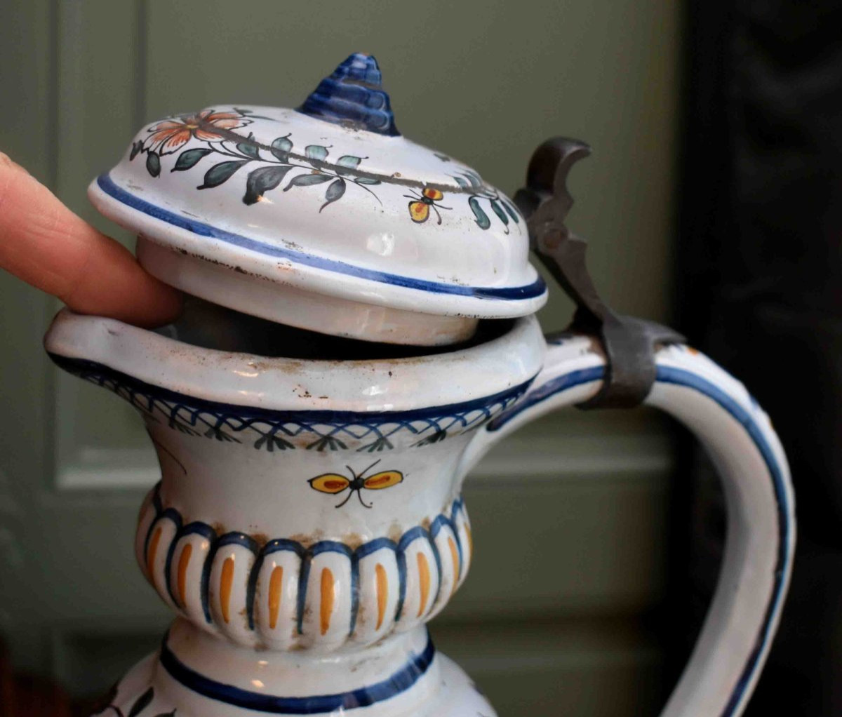 Grand pichet en faïence de Rouen  à décor corne abondance , papillons, insectes, début du  XXe-photo-7