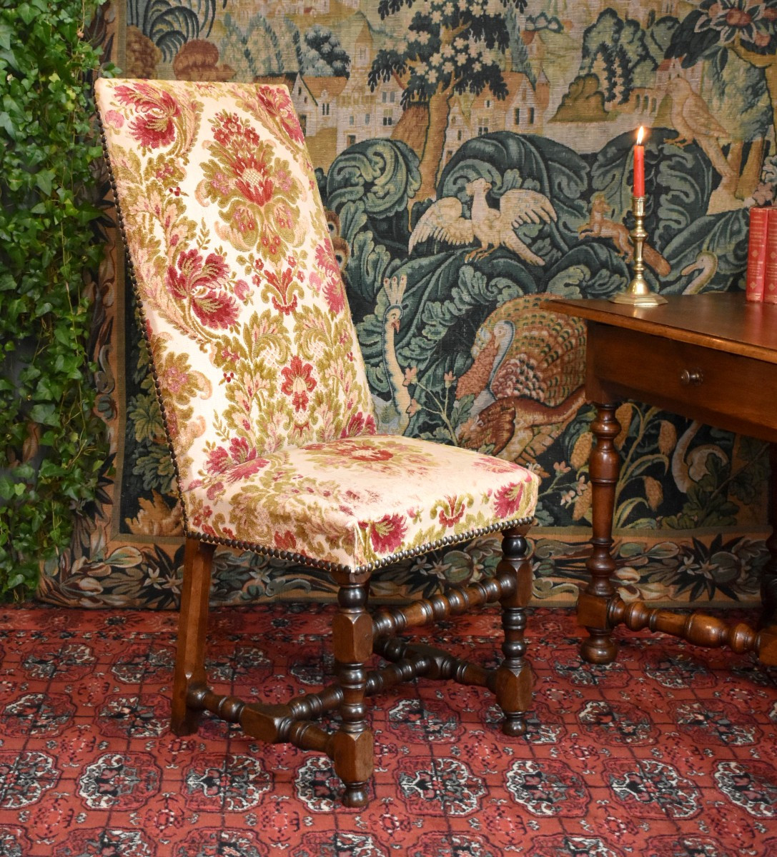  Chaise Louis XIII En Noyer , Dossier Haut et pieds arrière  à forte inclinaison, XVIIe siècle.