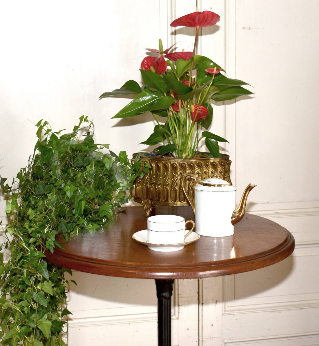 Round Bistro Table "standing Table" At Arm's Length, Side Table, Cafe Furniture -photo-2