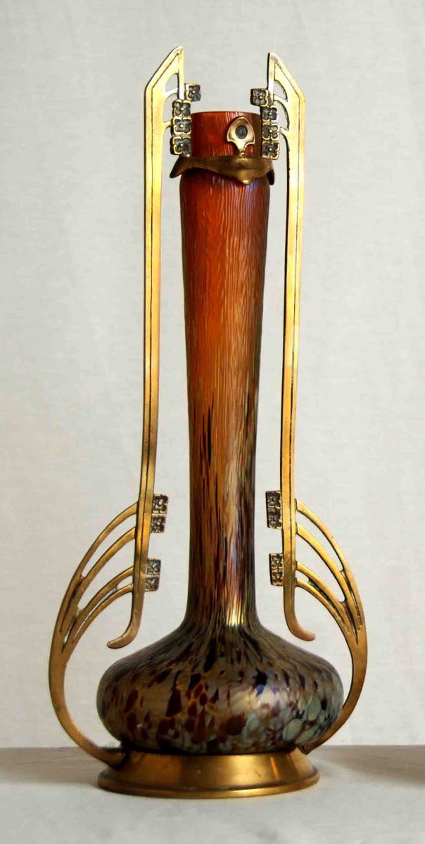 Grand  vase sur socle et armature bronze, verre irisé, attribué à Loetz, Bohême, 1900