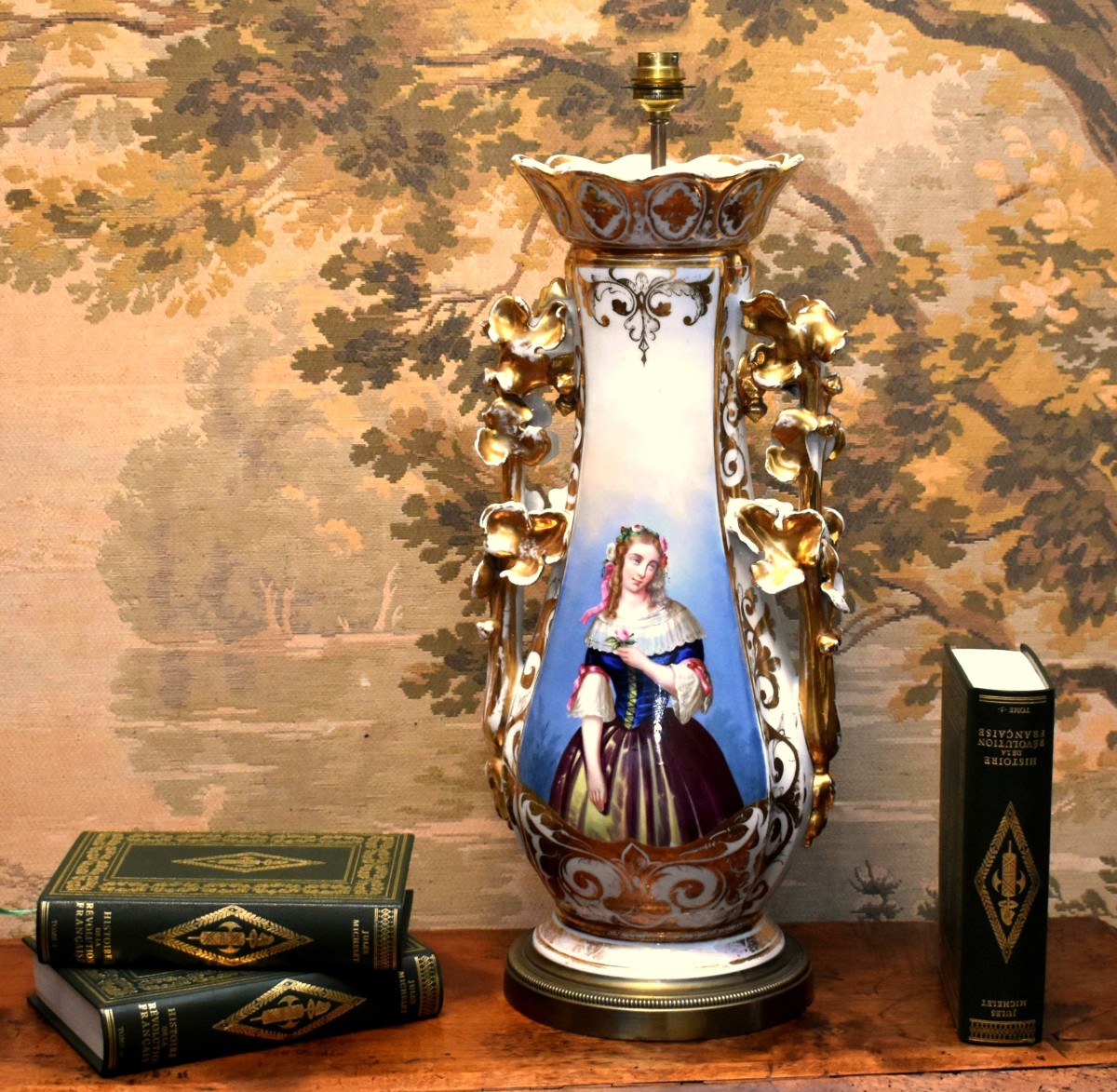 Grand Pied de Lampe en Porcelaine de Limoges , décor personnage peint à la main , XIXème . 