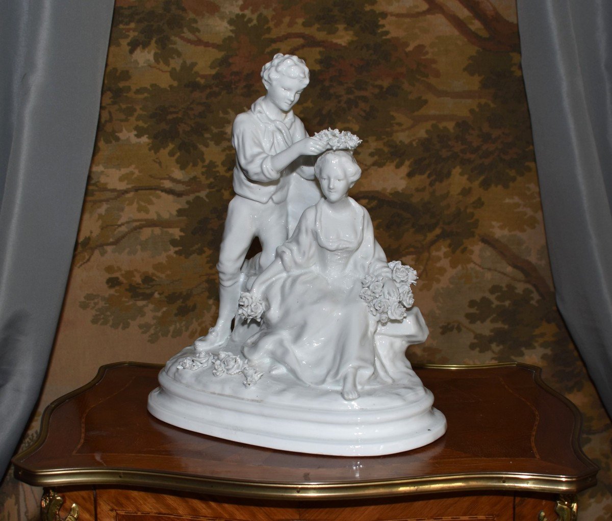  Capodimonte  Statue, Groupe En Porcelaine Blanche émaillée , Scène Galante, Naples,  Italie,  