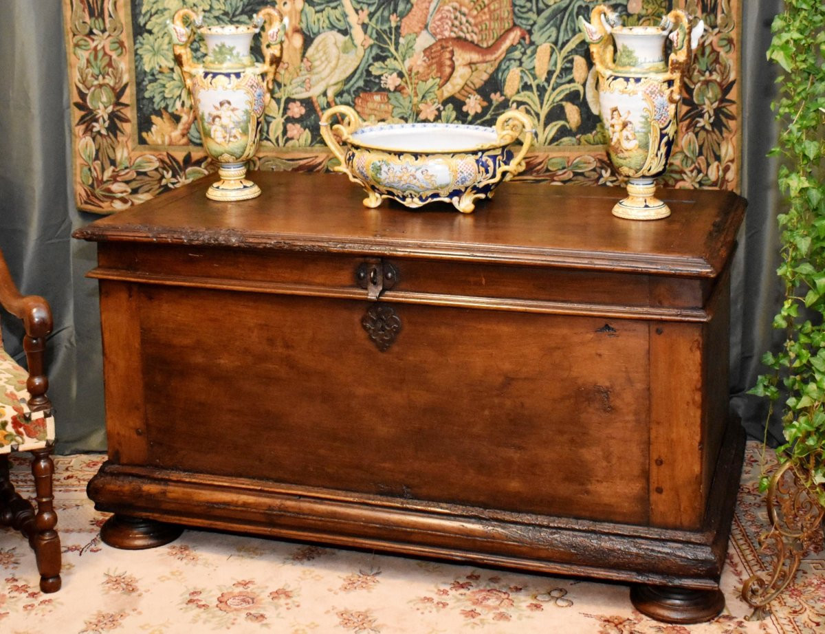  Large Périgord-style Chest, Southwest France, In Solid Walnut, Late 17th - Early 18th Century       -photo-2