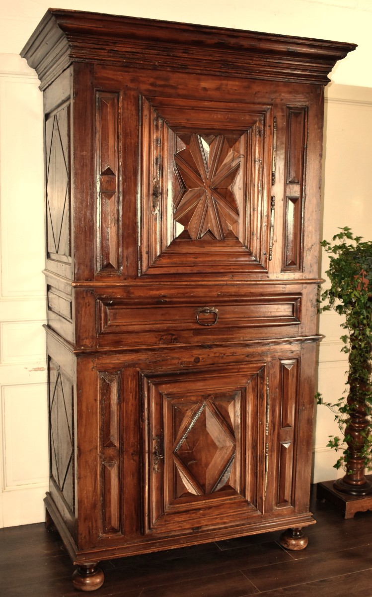 Homme Debout Louis XIII, Cabinet En Noyer deux  Parties, double corps, Fin XVIIe Début XVIIIe 