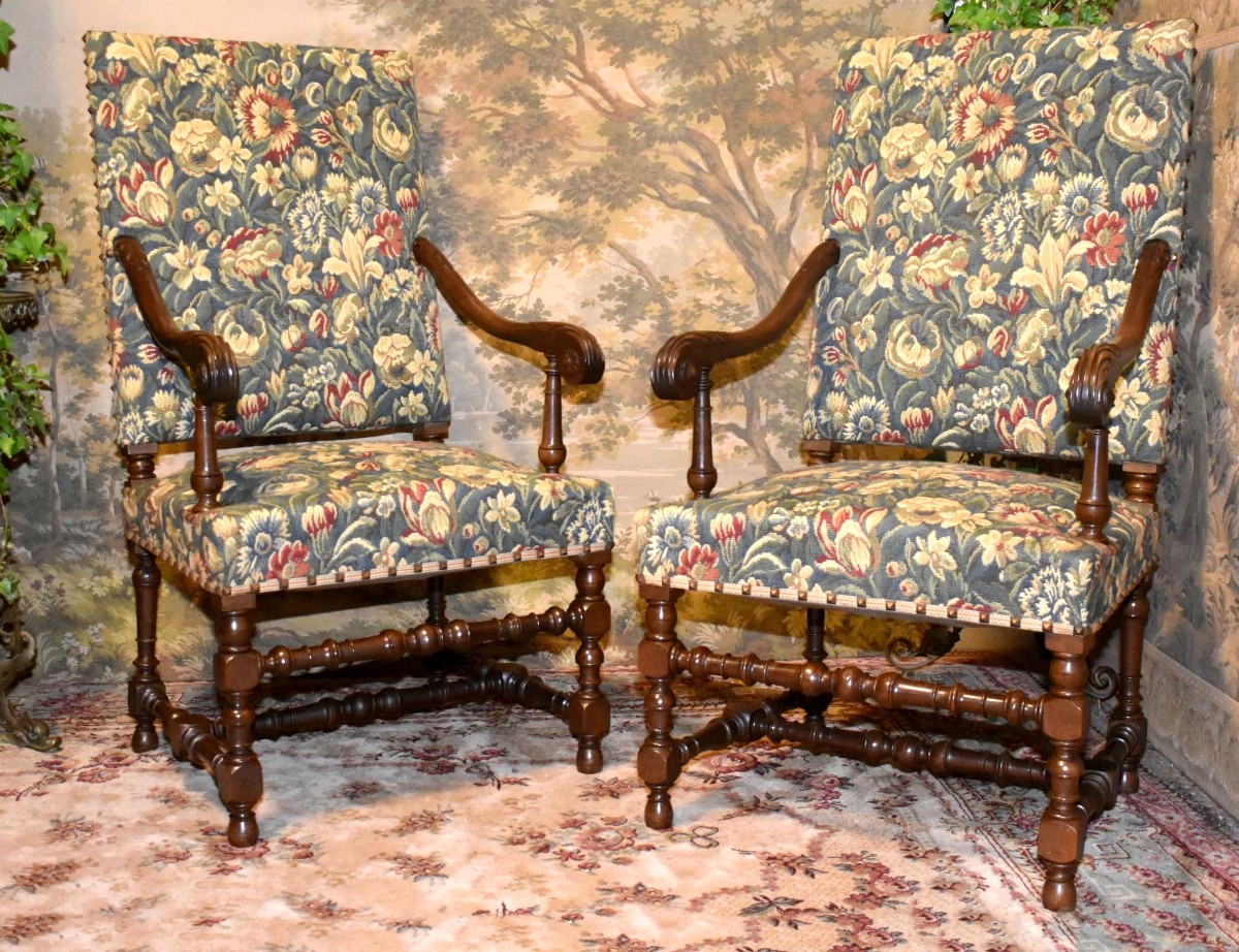 Paire De Grands Fauteuils De Style Louis XIII - Louis XIV En Noyer, Tissu Verdure,   XIXe 