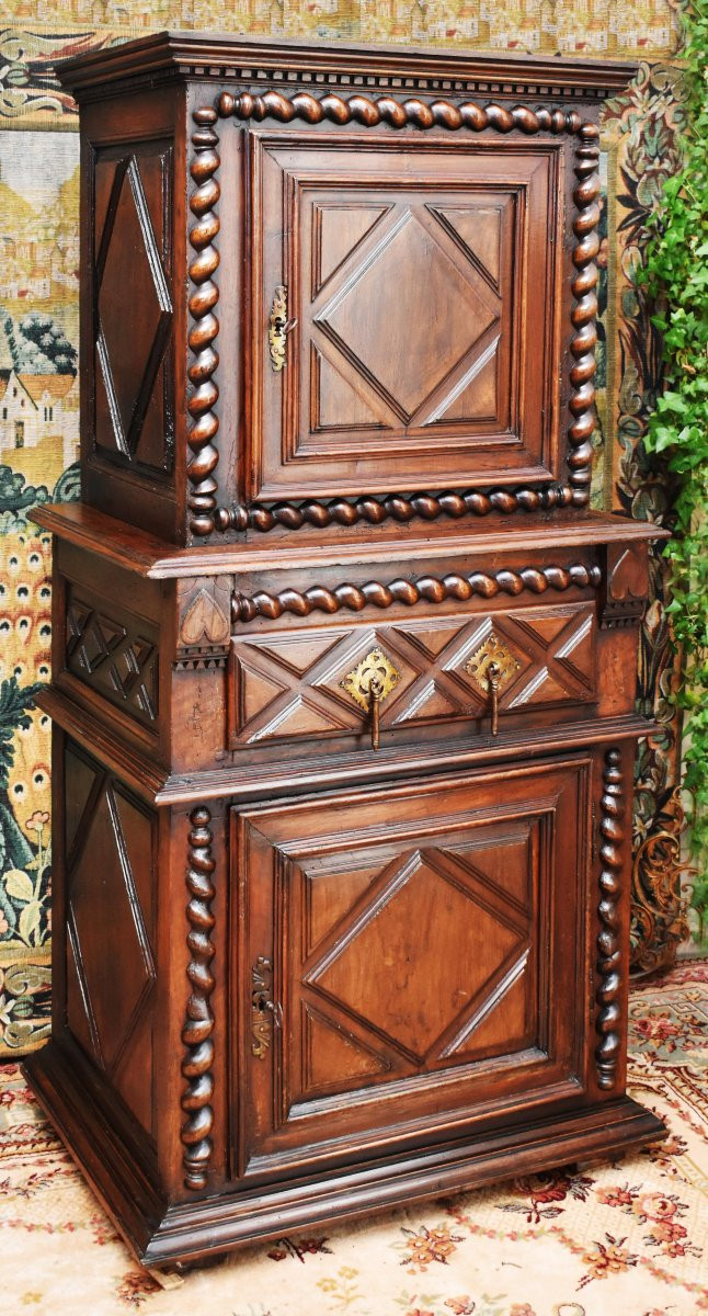 homme debout Louis XIII, buffet cabinet 2 corps noyer  à diminutif , colonnes à torsade, XVIIe-photo-2