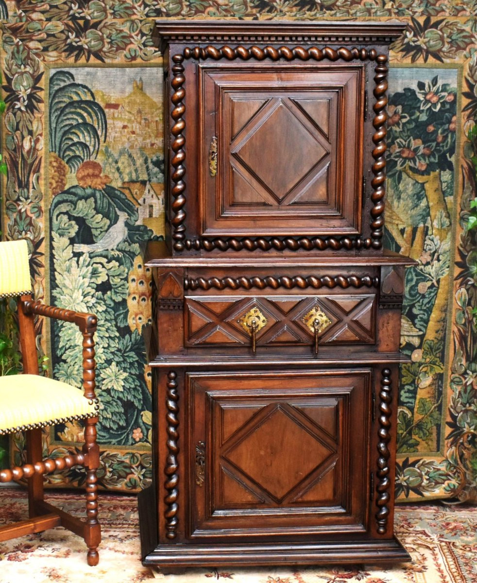 homme debout Louis XIII, buffet cabinet 2 corps noyer  à diminutif , colonnes à torsade, XVIIe-photo-3