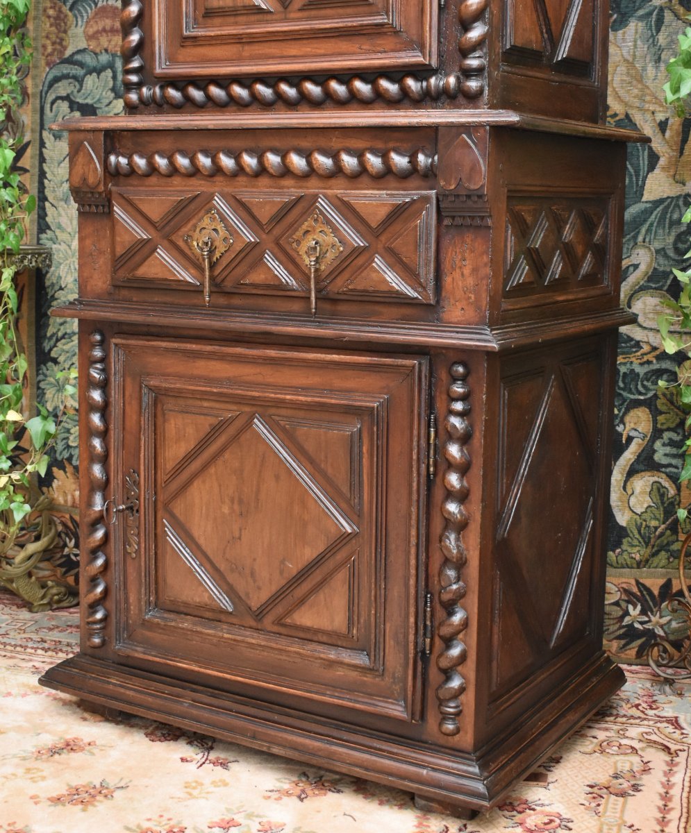 homme debout Louis XIII, buffet cabinet 2 corps noyer  à diminutif , colonnes à torsade, XVIIe-photo-2
