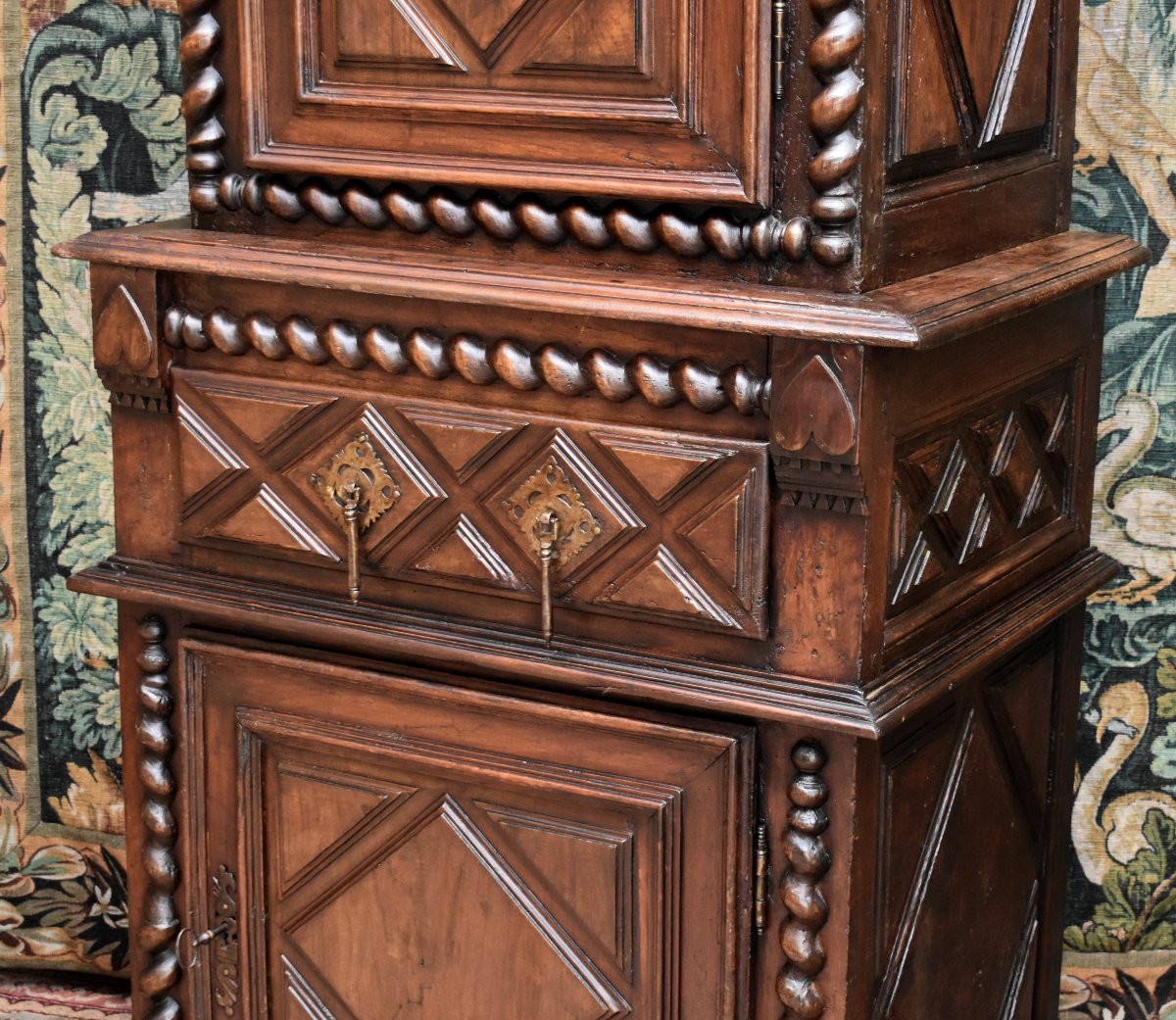 homme debout Louis XIII, buffet cabinet 2 corps noyer  à diminutif , colonnes à torsade, XVIIe-photo-3