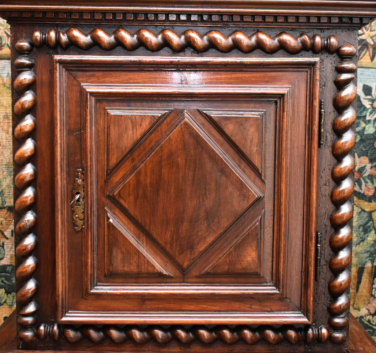 homme debout Louis XIII, buffet cabinet 2 corps noyer  à diminutif , colonnes à torsade, XVIIe-photo-5