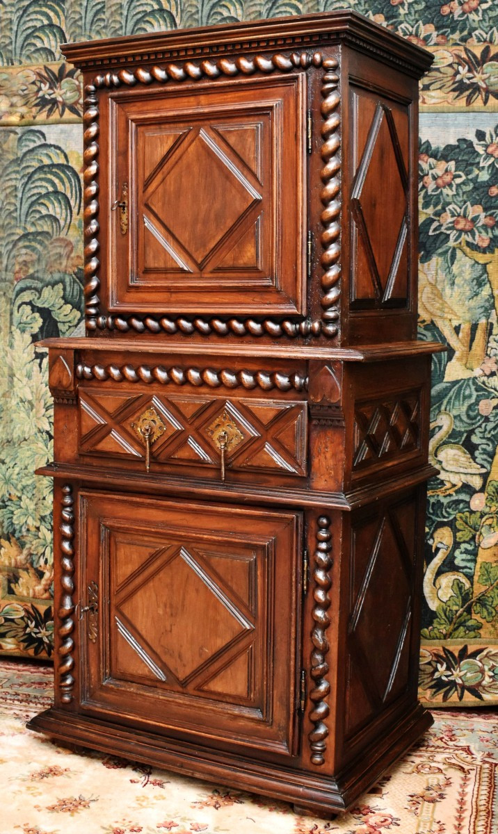 homme debout Louis XIII, buffet cabinet 2 corps noyer  à diminutif , colonnes à torsade, XVIIe