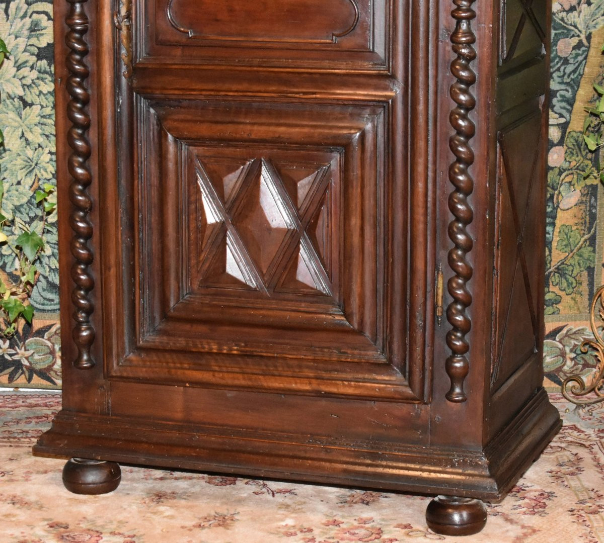 Bonnetière Louis XIII en noyer ,  pointes de diamant ,  colonnes torsadées , armoire une porte -photo-3