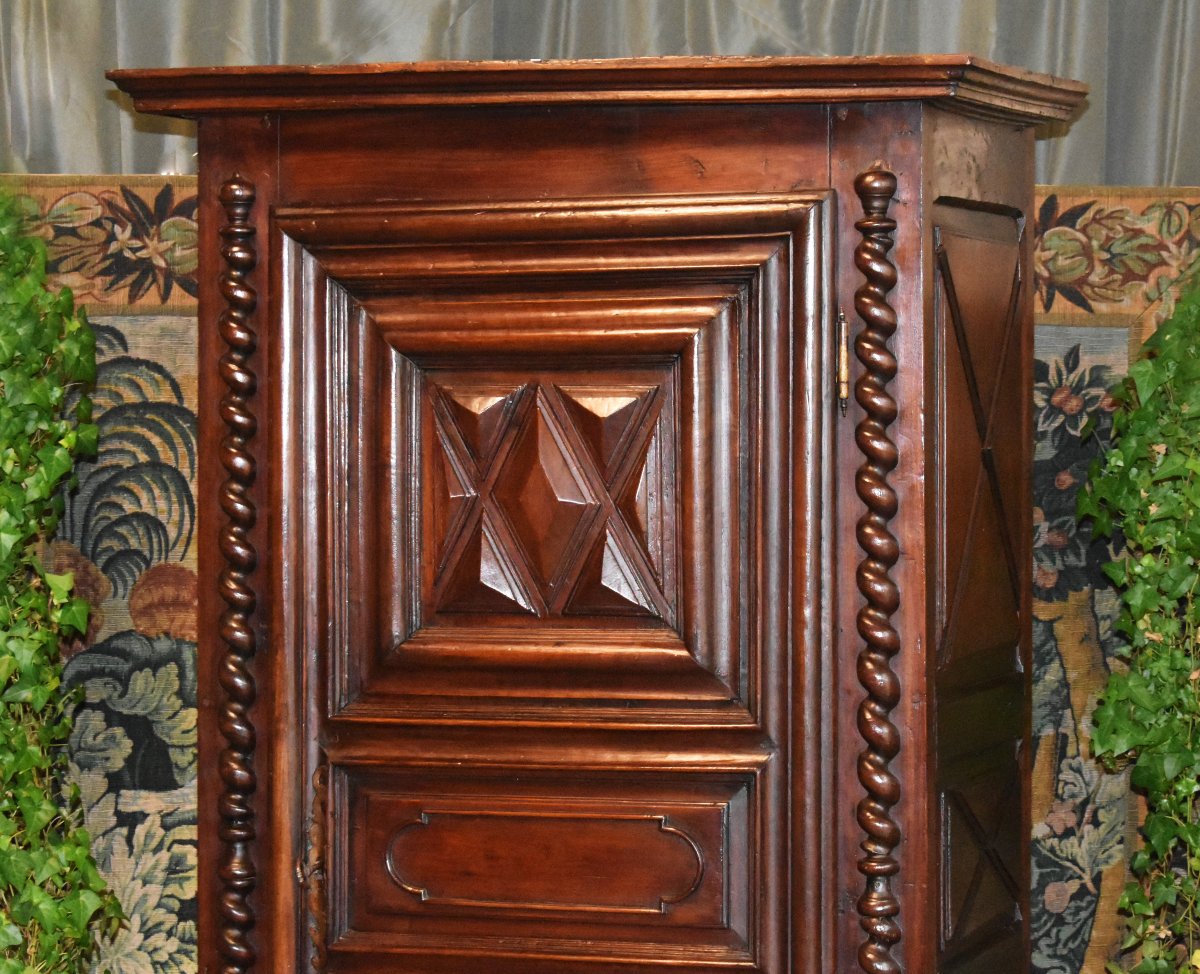 Bonnetière Louis XIII en noyer ,  pointes de diamant ,  colonnes torsadées , armoire une porte -photo-4