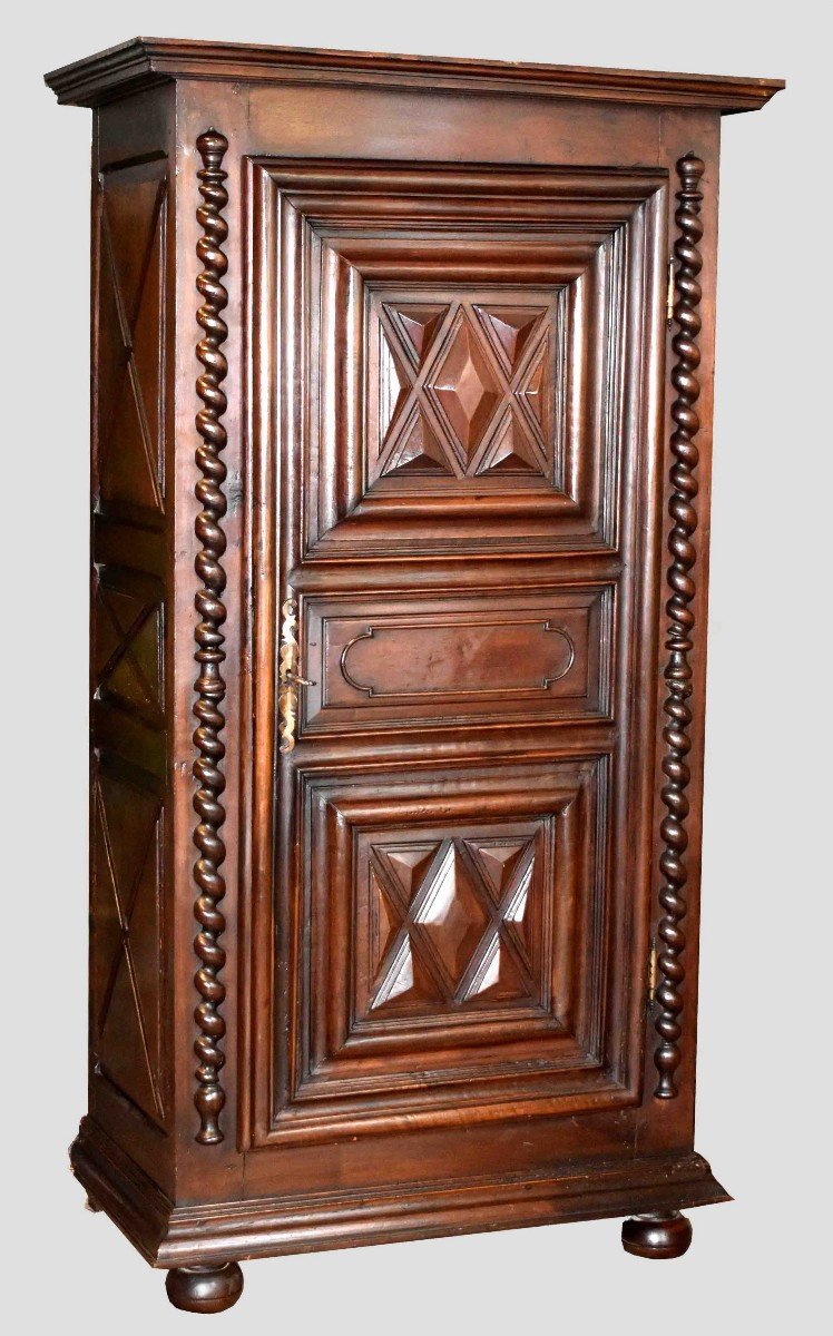 Bonnetière Louis XIII en noyer ,  pointes de diamant ,  colonnes torsadées , armoire une porte 