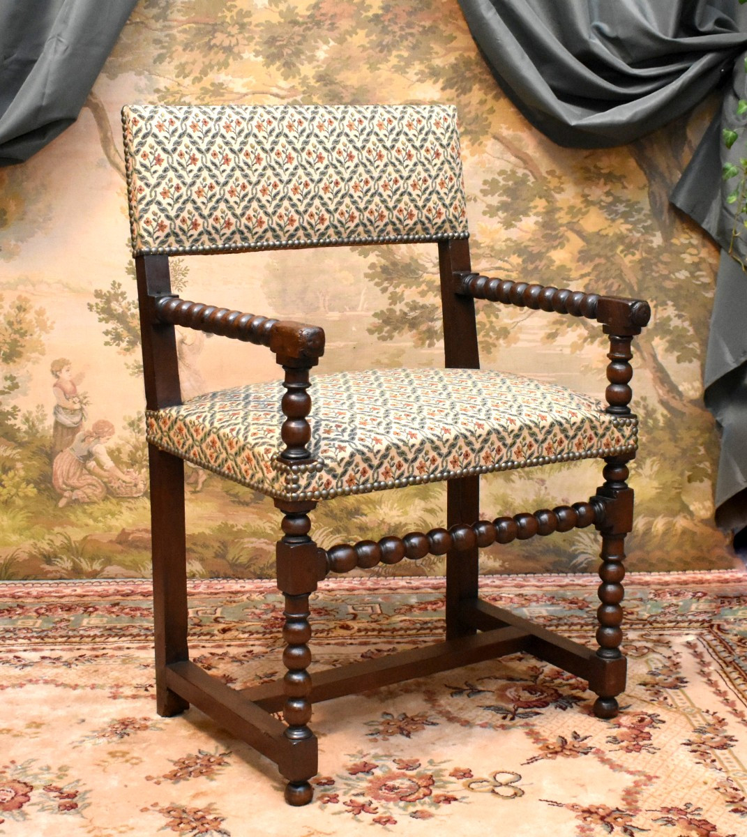 Chaise à Bras Louis XIII, Fauteuil XVIIe En Noyer, Travail En Grains De Chapelet, dossier plat