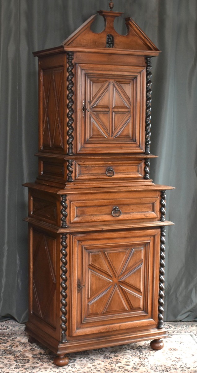 Homme debout Louis XIII  en noyer, cabinet  diminutif, 2 parties, buffet haut retrait , XVIIe 