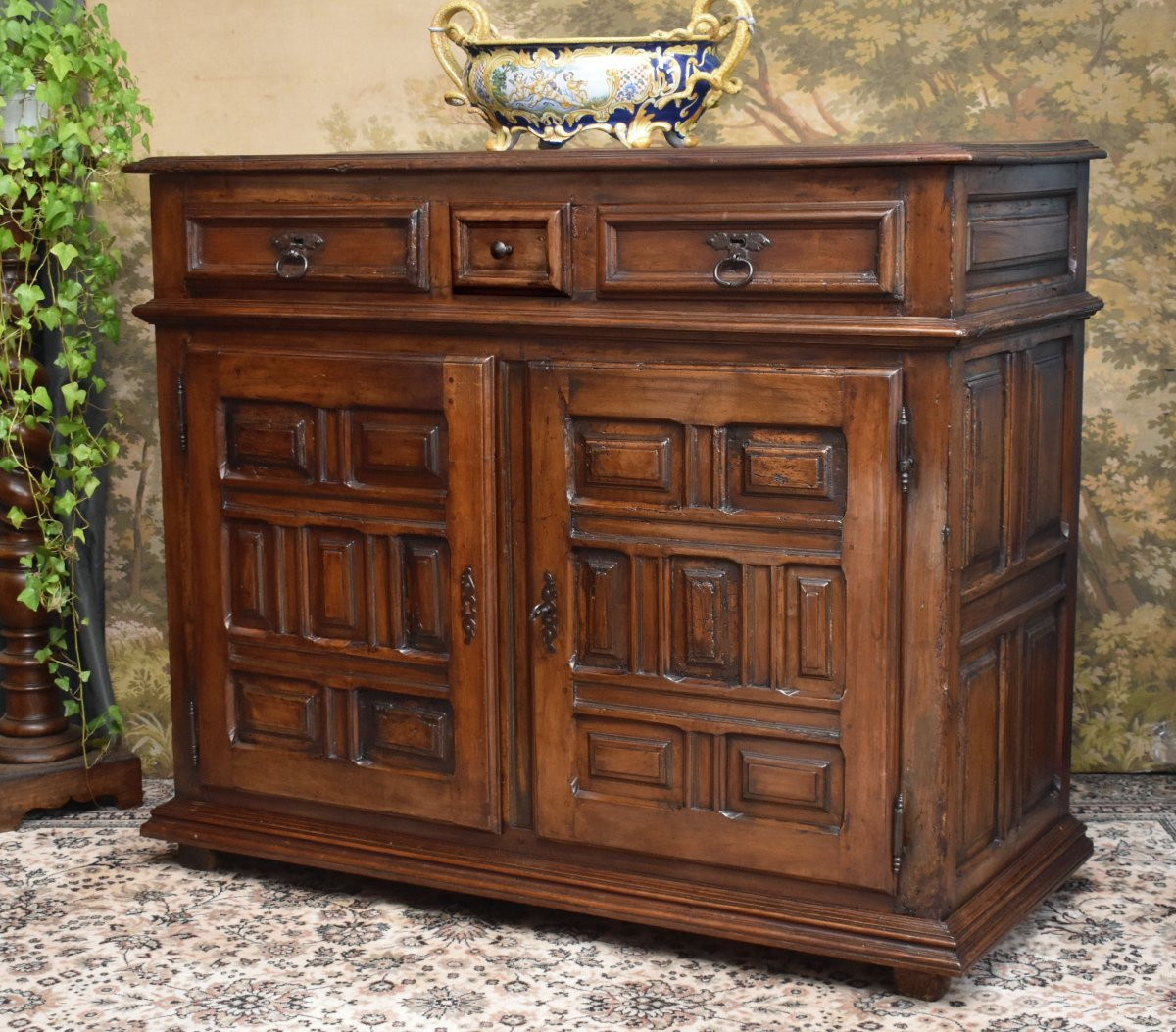 Buffet bas d'époque Louis XIII en noyer massif ,  XVIIe siècle ,  2 vantaux et 3  tiroirs -photo-2
