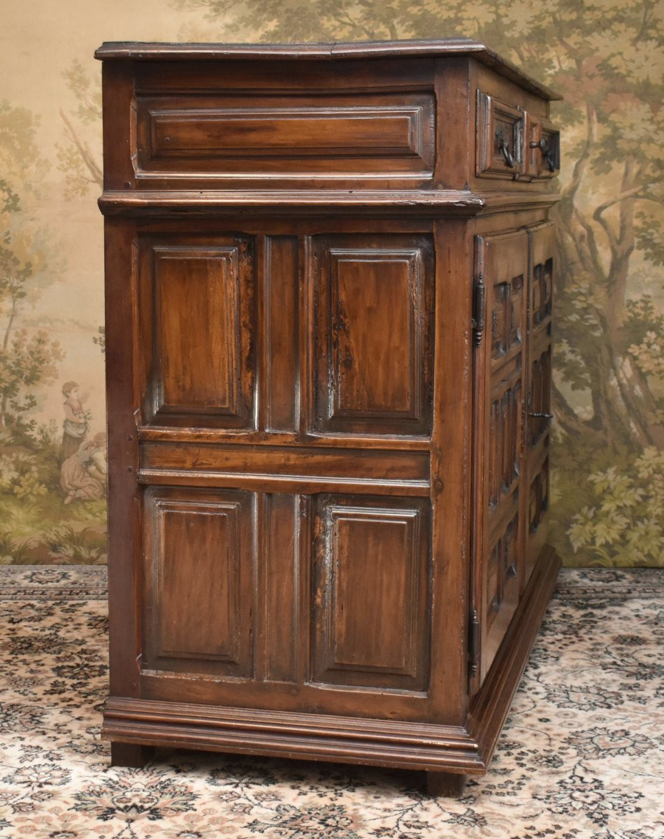 Buffet bas d'époque Louis XIII en noyer massif ,  XVIIe siècle ,  2 vantaux et 3  tiroirs -photo-1