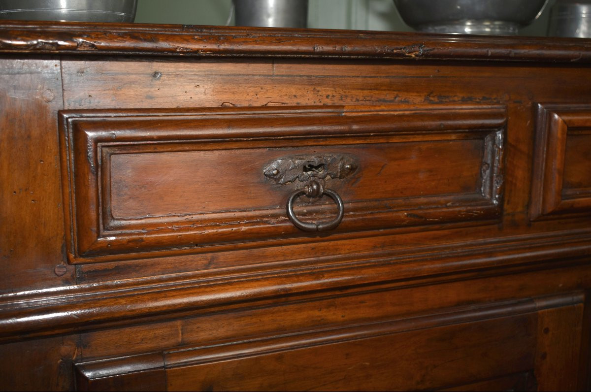 Buffet bas d'époque Louis XIII en noyer massif ,  XVIIe siècle ,  2 vantaux et 3  tiroirs -photo-7