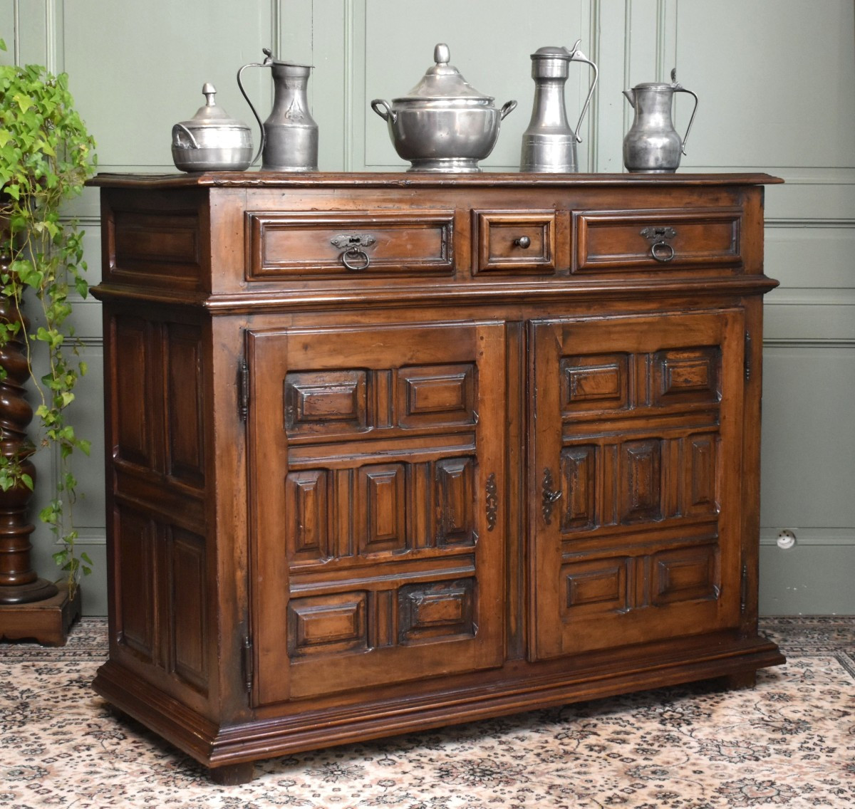 Buffet bas d'époque Louis XIII en noyer massif ,  XVIIe siècle ,  2 vantaux et 3  tiroirs 