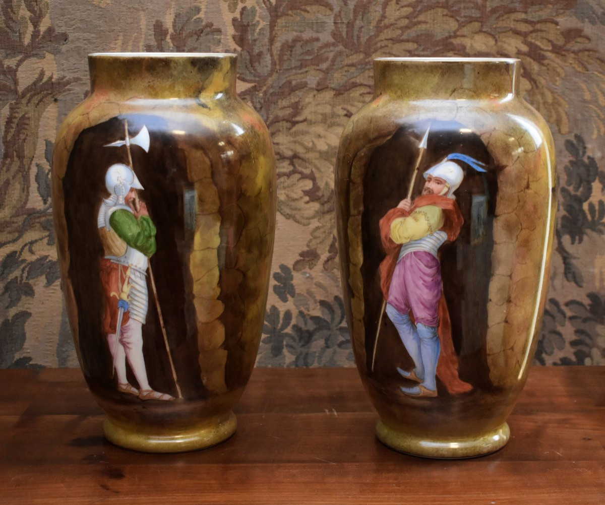 Paire De Vases En Verre Opalin, Opaline à Décor Soldats De La Renaissance, Lance Et Hallebarde-photo-2