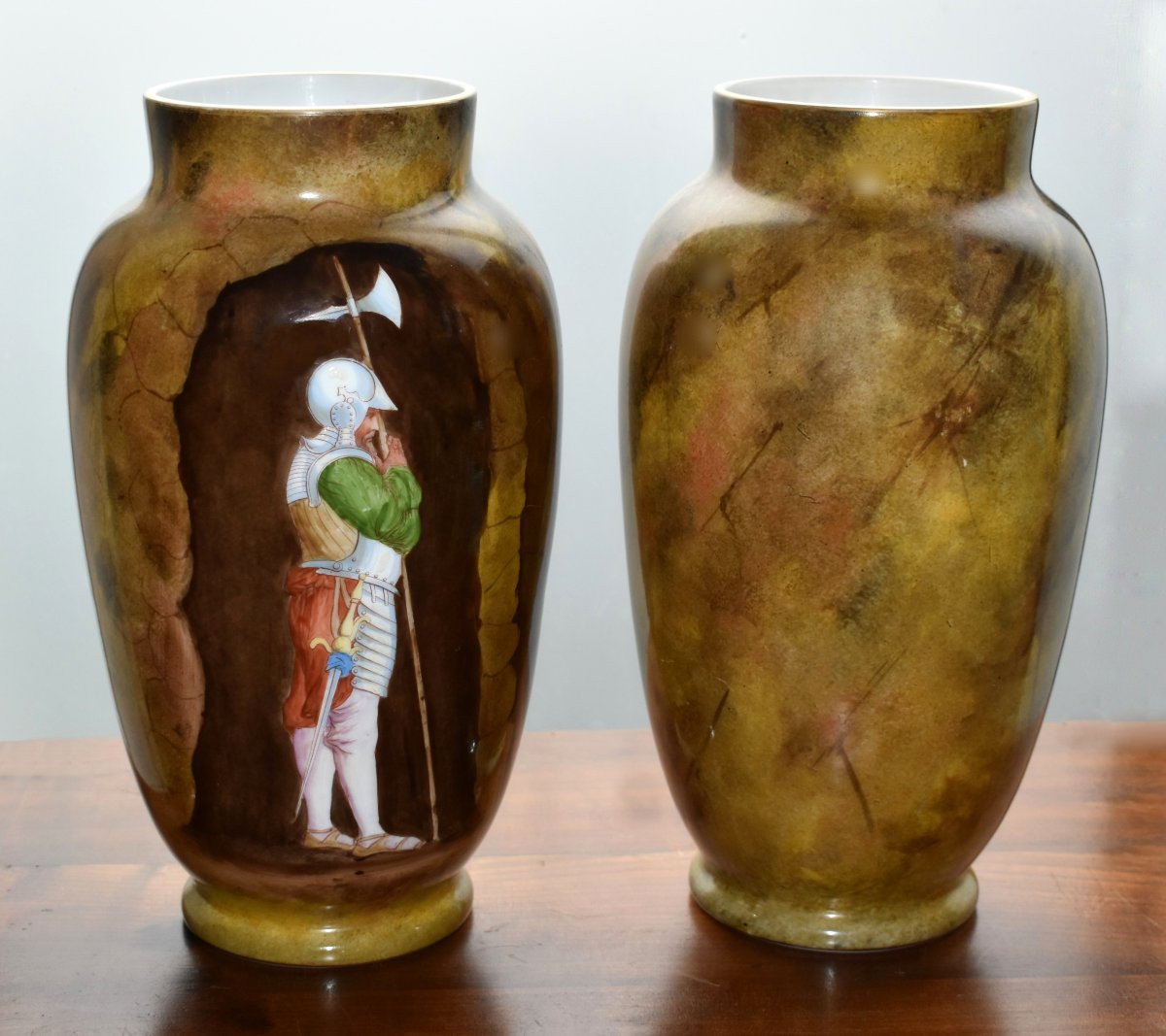 Paire De Vases En Verre Opalin, Opaline à Décor Soldats De La Renaissance, Lance Et Hallebarde-photo-3