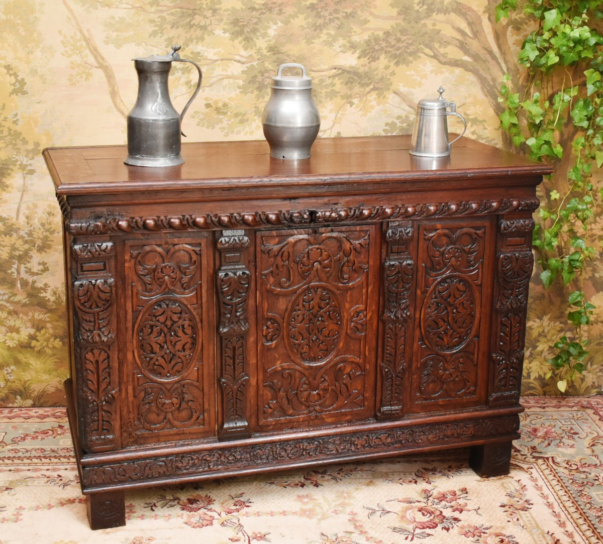 Coffre de style Renaissance en chêne , à décor de pilastres, rinceaux, plumes et godrons , XIXe