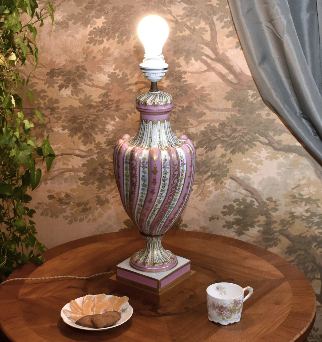 Grand Pied De Lampe En Porcelaine De Paris, De Forme Balustre à Godrons Et Torses, Décor Floral-photo-2