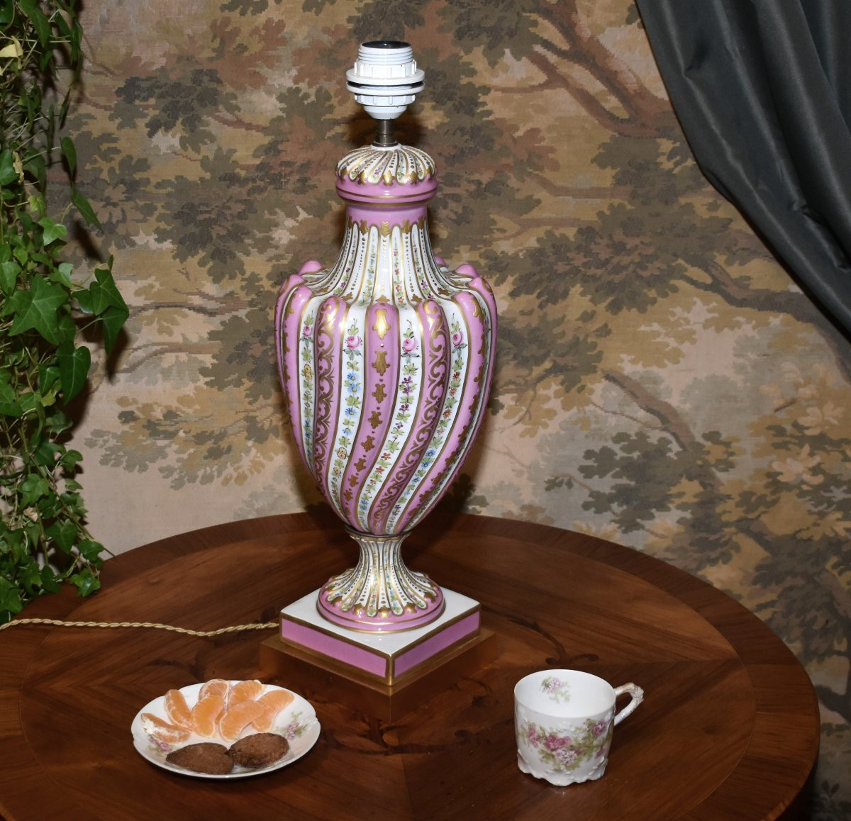 Grand Pied De Lampe En Porcelaine De Paris, De Forme Balustre à Godrons Et Torses, Décor Floral-photo-3