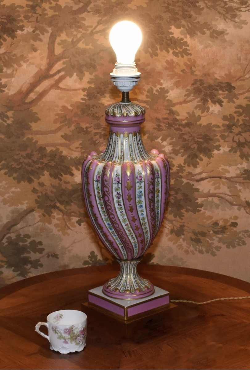 Grand Pied De Lampe En Porcelaine De Paris, De Forme Balustre à Godrons Et Torses, Décor Floral