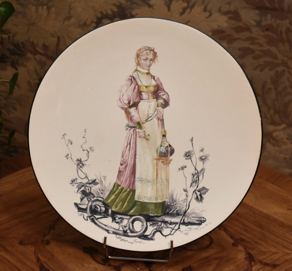 Eugénie Faux, Grand Plat Décoratif daté 1889  En Faïence Peint Main, Femme En Habit Du XIXème