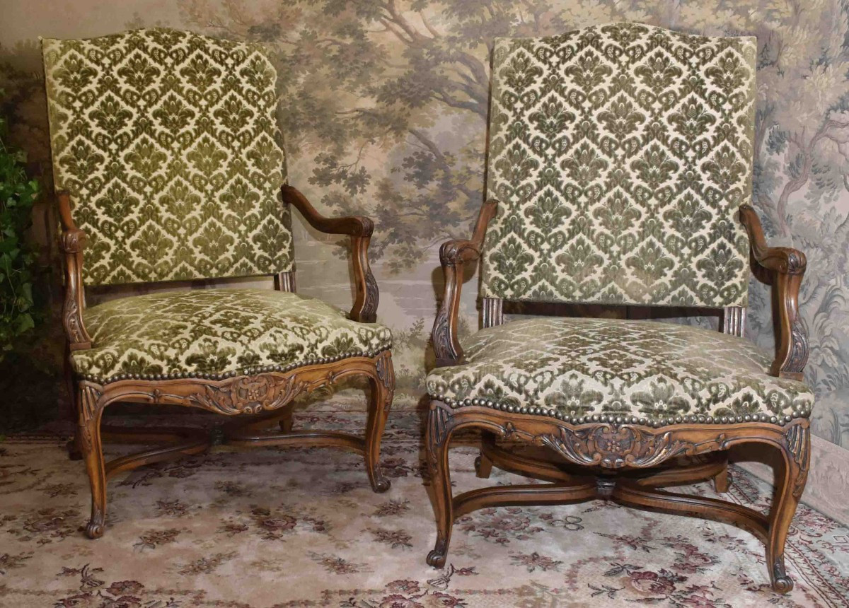 Importante Paire De Larges Et Grands Fauteuils Sculptés ,  De Style Régence , Entretoise En X 