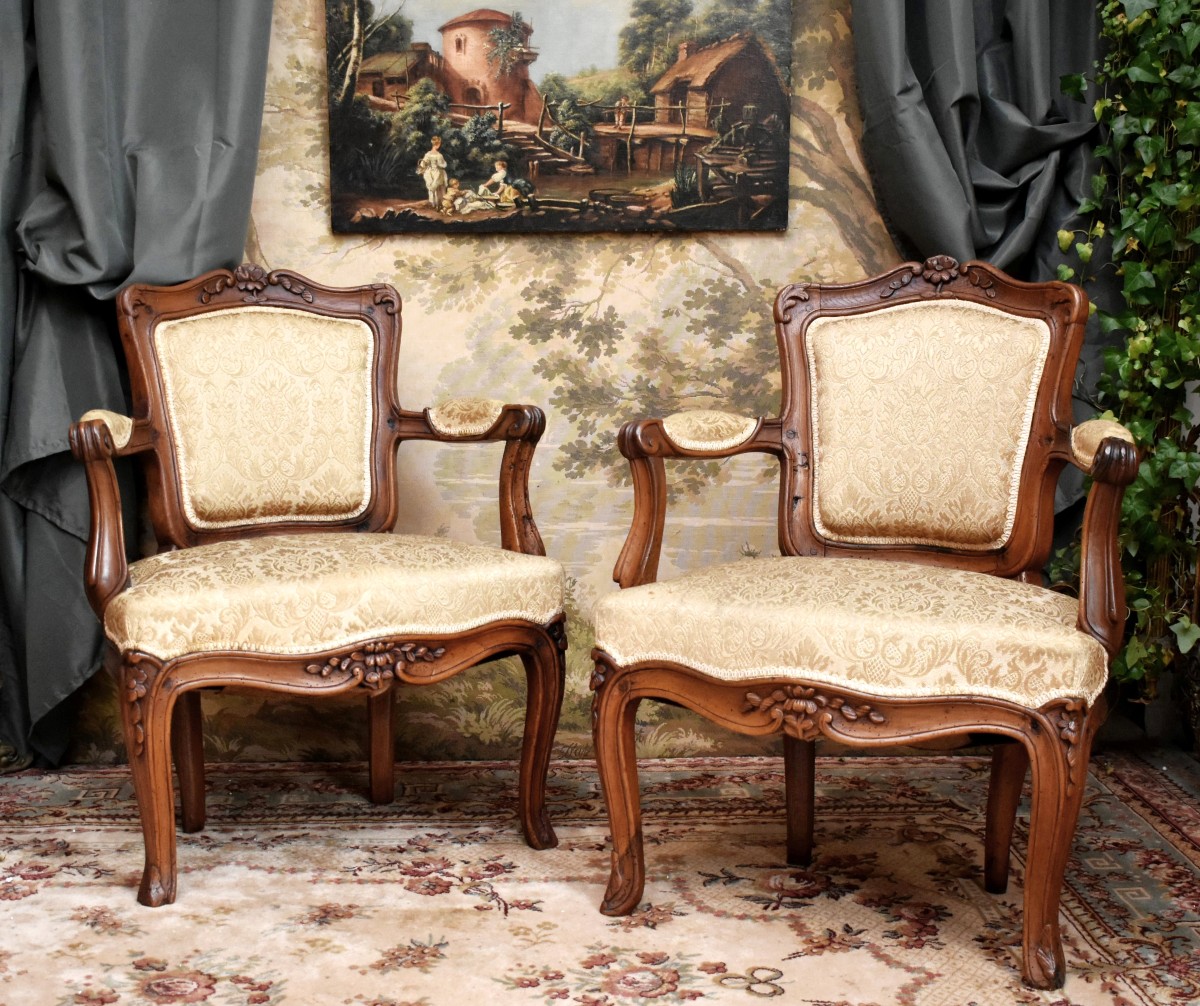 Paire de fauteuils  cabriolet Louis XV , époque XVIIIe , décor floral et acanthe