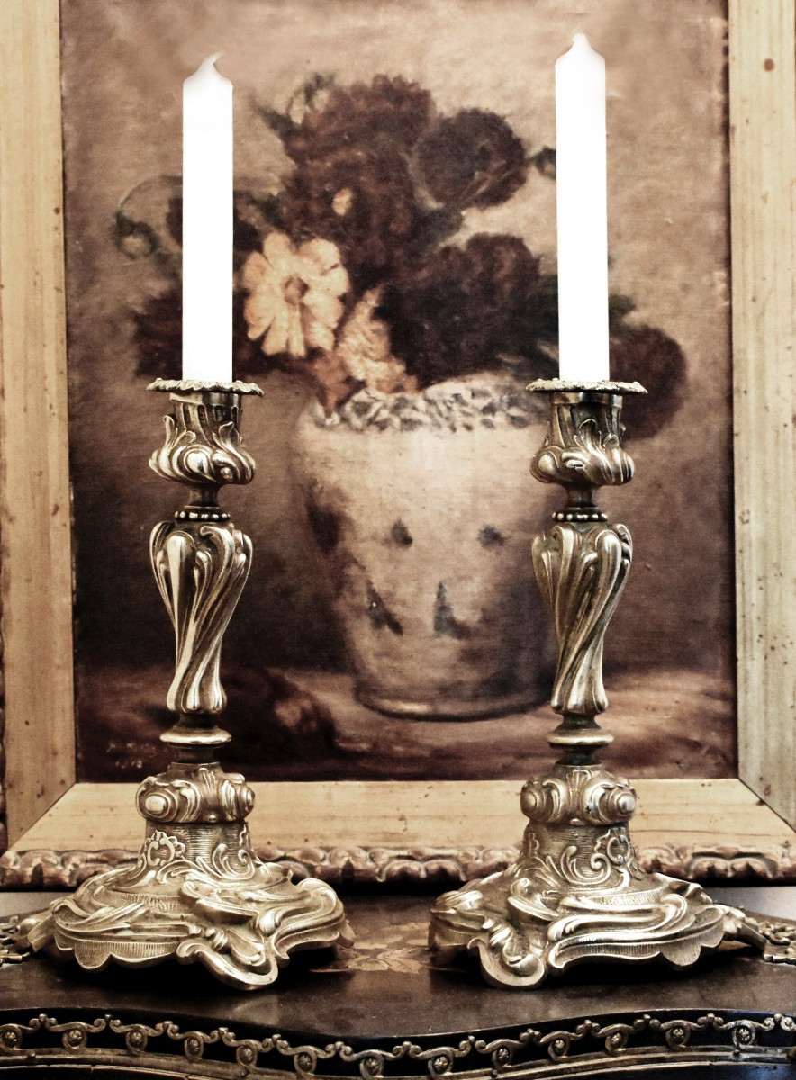 Paire De Bougeoirs, Chandeliers rocaille , Candelabres En Bronze De Style Louis XV