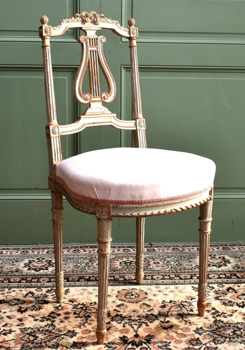Chaise de salon dite de musicien, de style Louis XVI en bois laqué peint , dossier lyre,  XIXe 