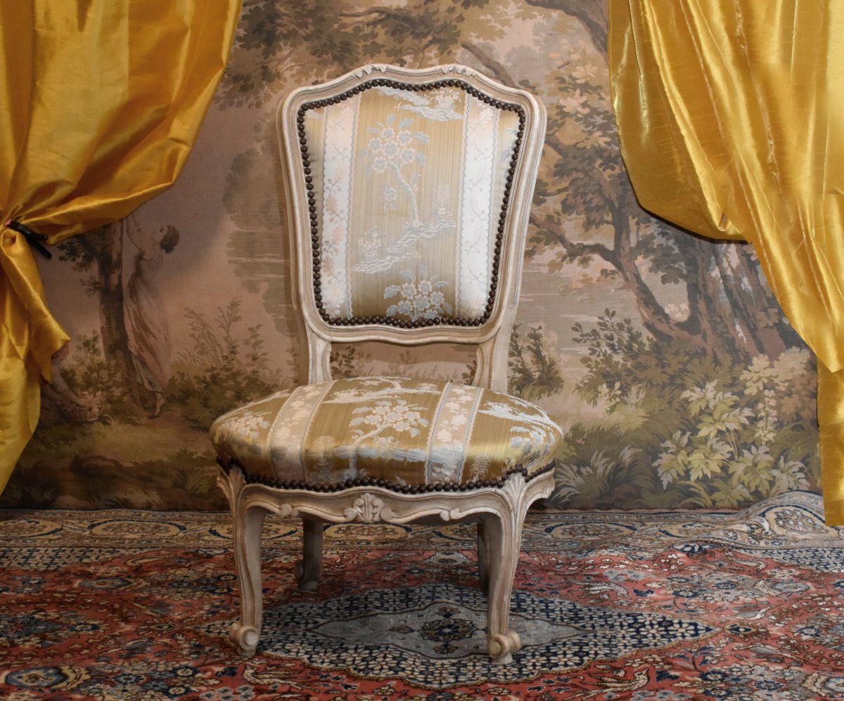 Chauffeuse de style Louis XV  en bois peint  ,  petite  Chaise basse  laquée crème. -photo-2