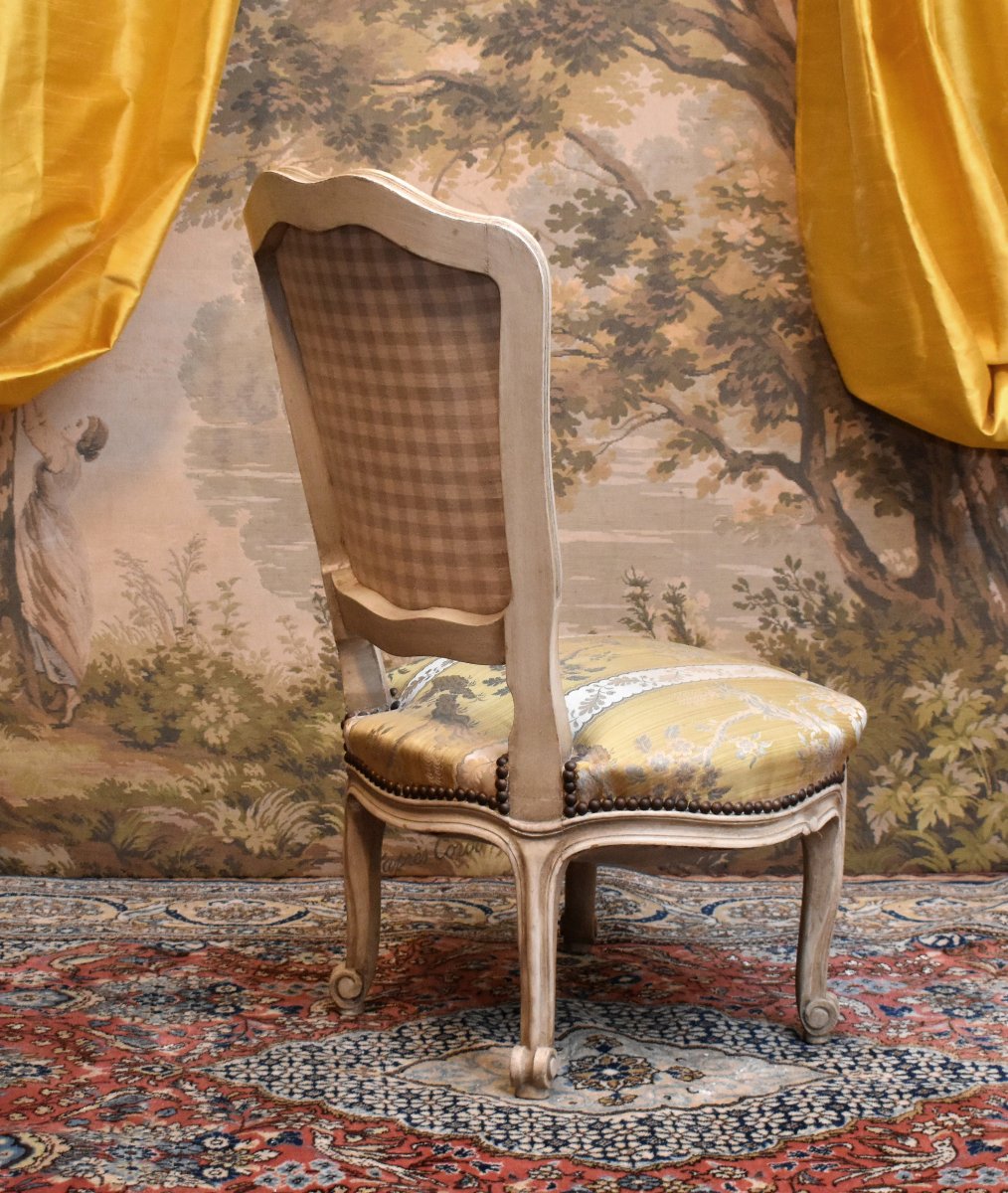 Chauffeuse de style Louis XV  en bois peint  ,  petite  Chaise basse  laquée crème. -photo-4