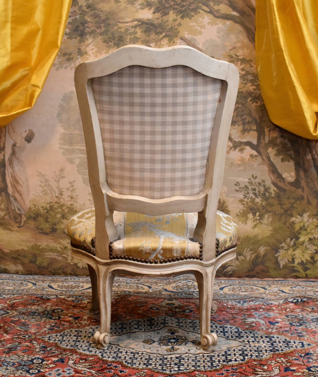 Chauffeuse de style Louis XV  en bois peint  ,  petite  Chaise basse  laquée crème. -photo-1