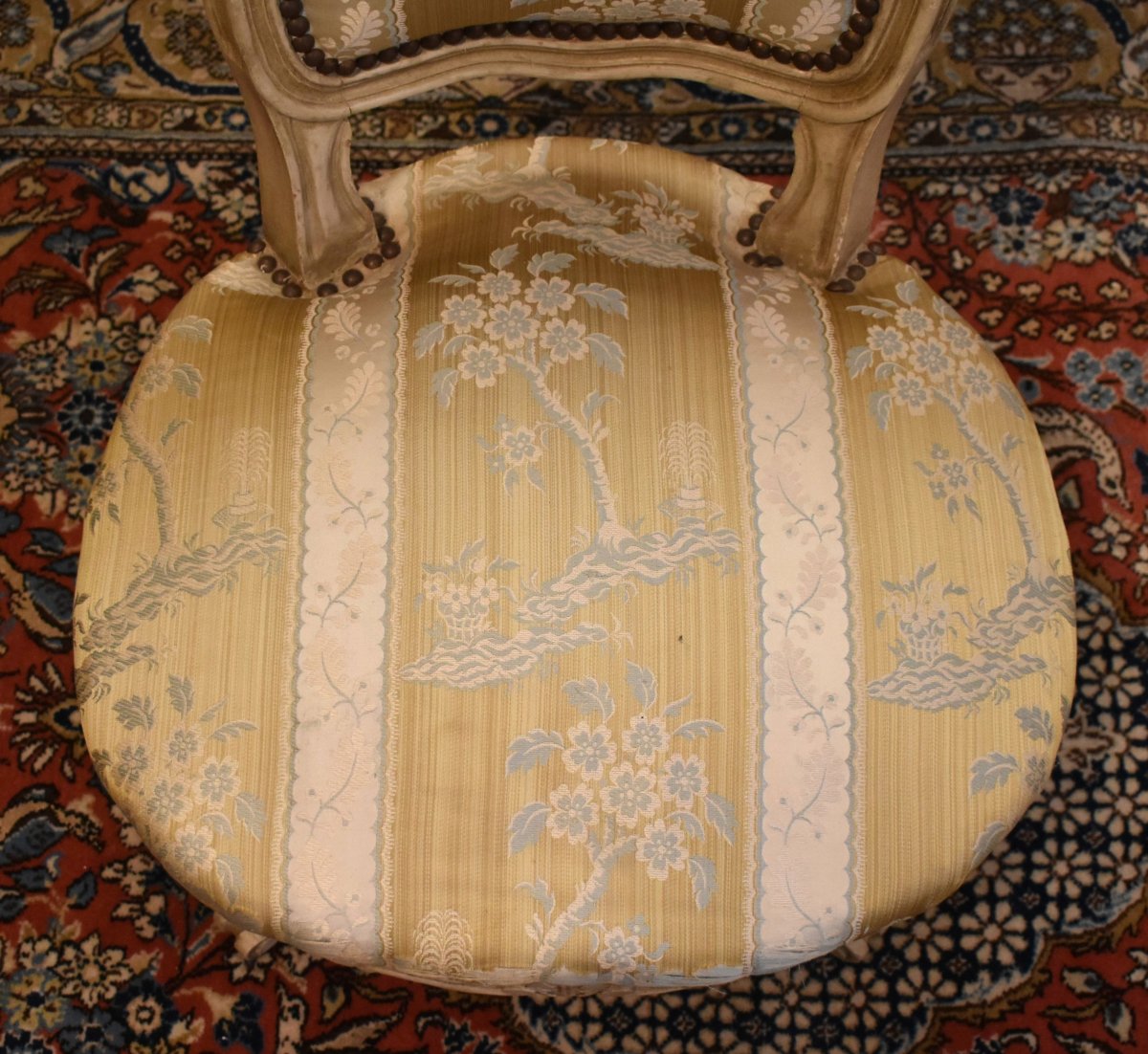 Chauffeuse de style Louis XV  en bois peint  ,  petite  Chaise basse  laquée crème. -photo-7