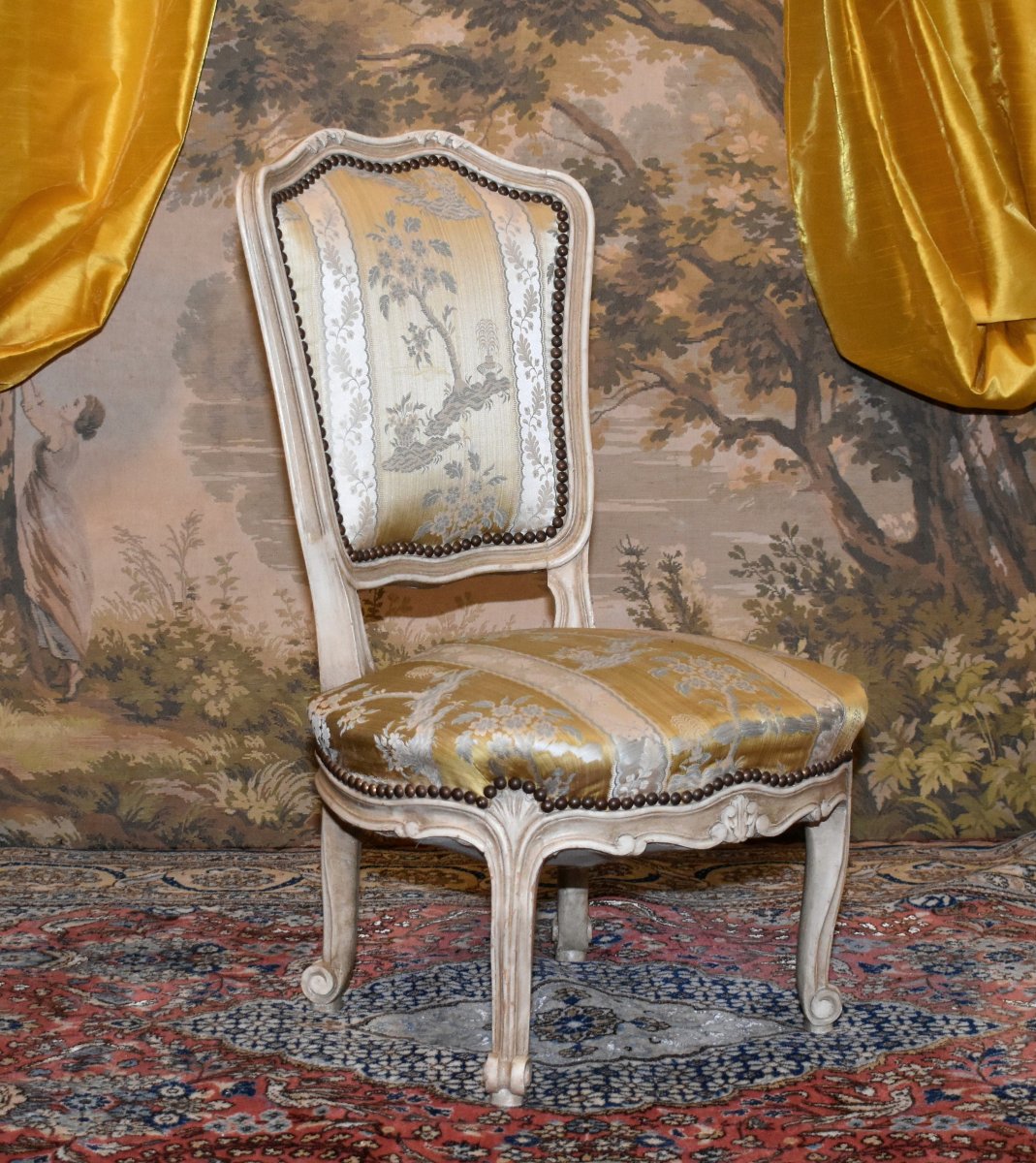 Chauffeuse de style Louis XV  en bois peint  ,  petite  Chaise basse  laquée crème. 